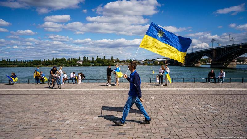 Die Ukraine lockert Ausreiseregeln für junge Männer: Ein Schritt zur Verbesserung der Bildungschancen oder eine Verschärfung der demografischen Probleme?