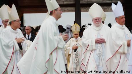 Papst Leo XIV. in Kamerun: Warnung vor digitalen Gefahren