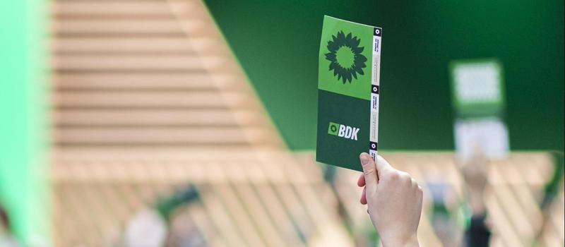 Grüne Partei justiert Nahostpolitik neu, debattiert über Ukraine-Hilfe und Wehrdienst