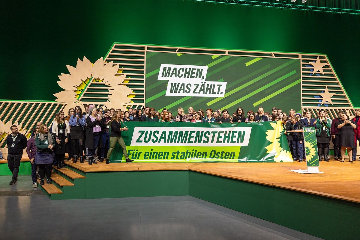 Grüne Partei justiert Nahostpolitik neu, debattiert über Ukraine-Hilfe und Wehrdienst