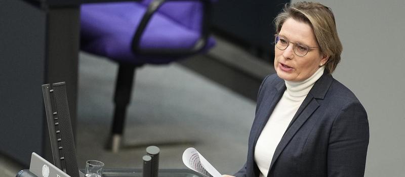 KI-induzierte digitale Gewalt: Hubigs legislative Initiativen zur Regulierung sexualisierter Bildmanipulationen und die internationalen Kontroversen