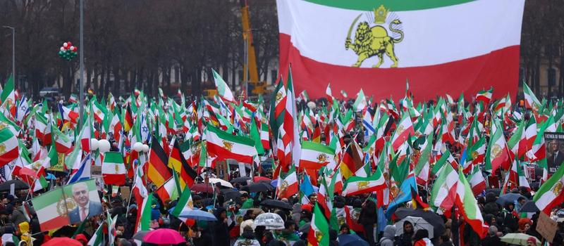 Viele Menschen demonstrieren in München