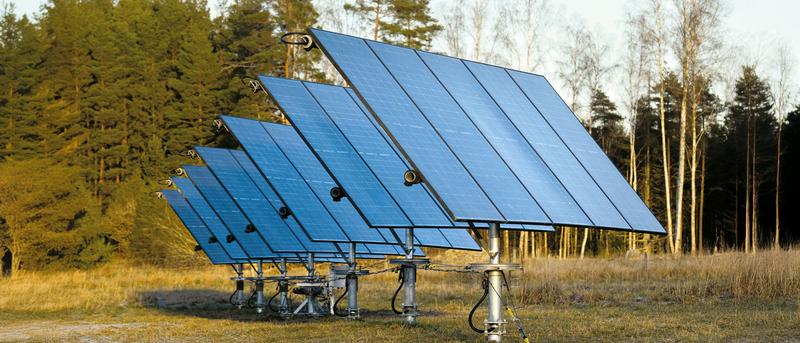 Solaranlagen, die sich wie Blätter im Wind bewegen