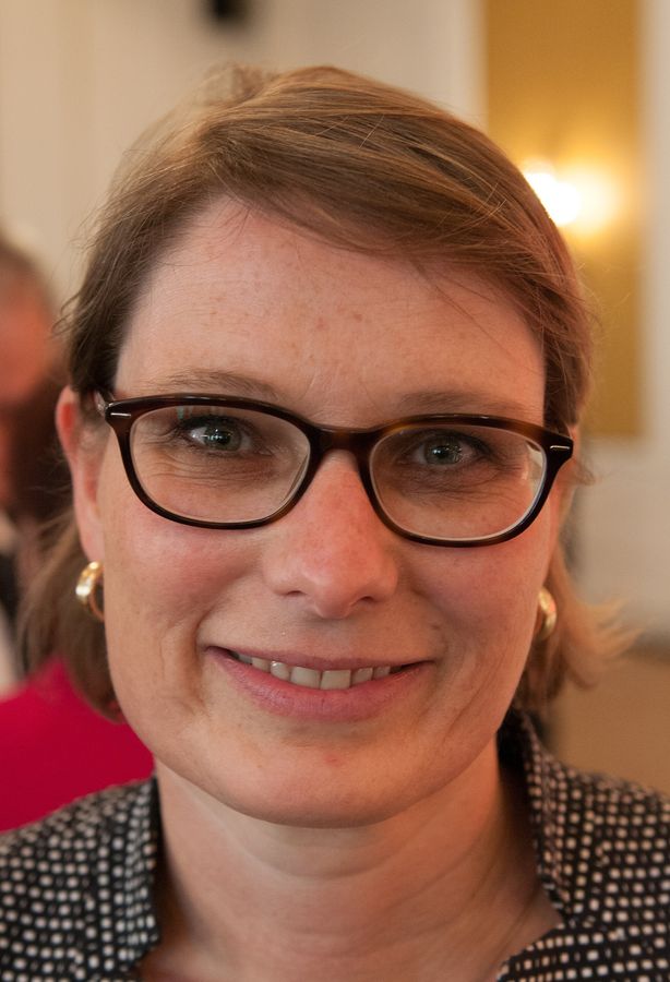 KI-induzierte digitale Gewalt: Hubigs legislative Initiativen zur Regulierung sexualisierter Bildmanipulationen und die internationalen Kontroversen