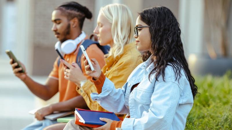 Freunde und beliebte Mitschüler: Wer beeinflusst Jugendliche?