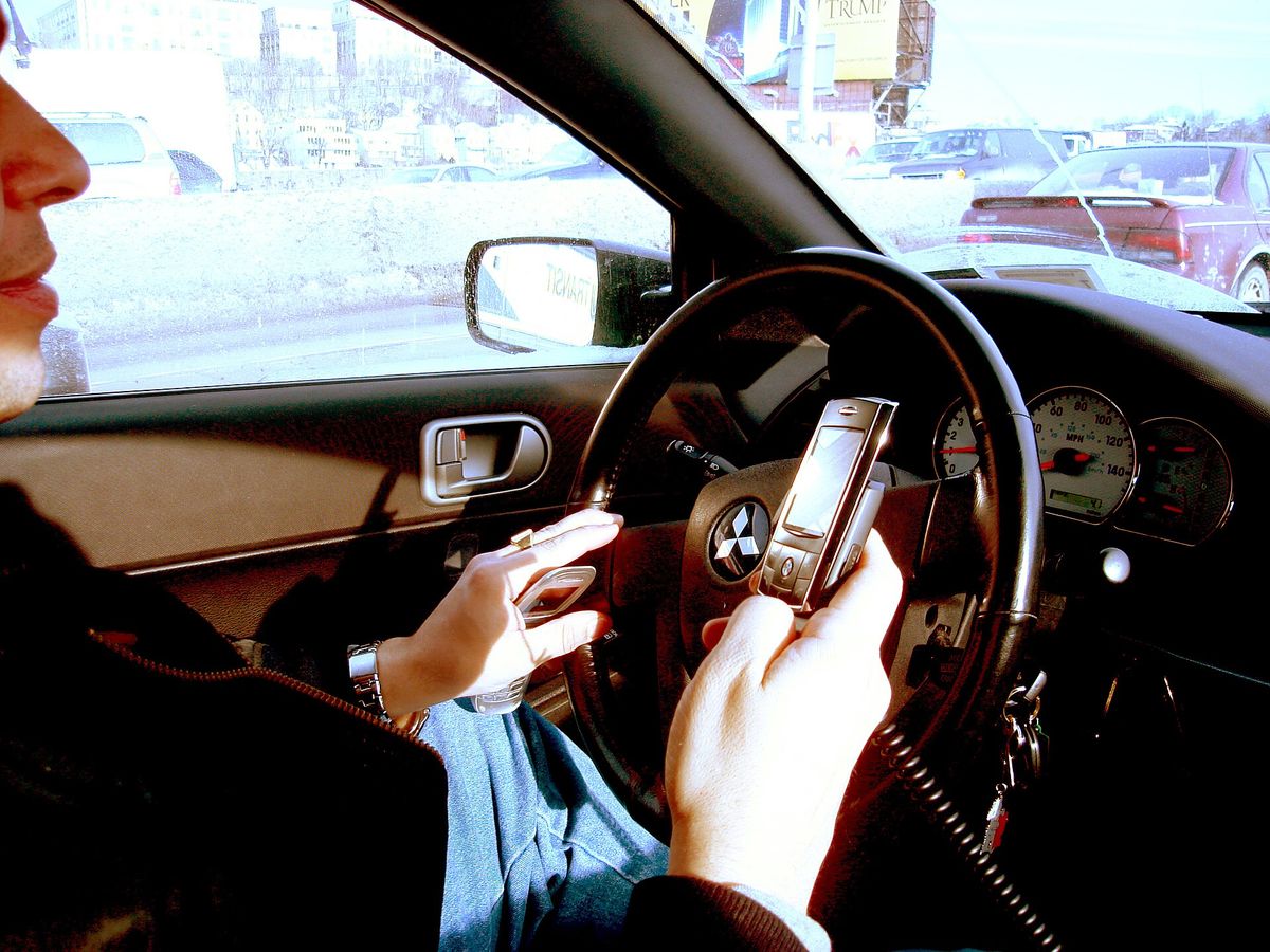 Kognitive Interferenz und visuelle Verarbeitung: Die neurophysiologischen Grundlagen der Ablenkung durch Gespräche beim Autofahren