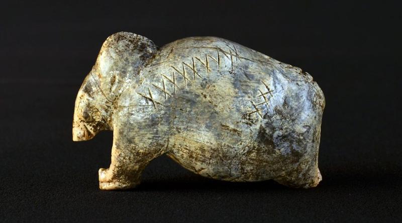 Alte Zeichen auf Mammutfiguren