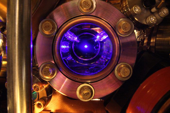 Quantenphysikalische Verschränkung revolutioniert die Präzisionszeitmessung in optischen Ionen-Atomuhren